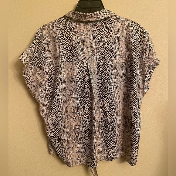 Jessica Simpson animal print tie front button up short sleeve blouse size L - Picture 3 of 4